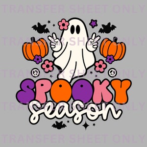 Puede incluir: Un fantasma blanco con signos de paz y un gráfico de temporada espeluznante con letras naranja, rosa y morado. El fantasma está rodeado de murciélagos, estrellas y flores.