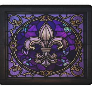 Può includere: Un design di vetrata con un giglio viola e oro in una cornice circolare con dettagli intricati.