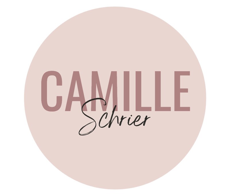 Pode incluir: Um c&iacute;rculo rosa claro com o texto "Camille Schrier" em fonte rosa escura. O nome "Camille" est&aacute; em uma fonte maior que "Schrier".
