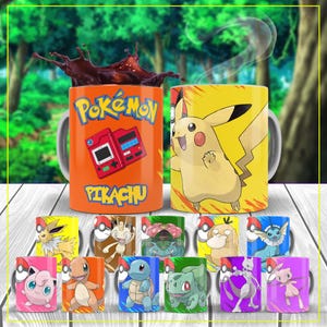 Puede incluir: Una colección de tazas de cerámica con varios personajes y diseños de Pokémon. Las tazas muestran personajes como Pikachu, Charmander y Squirtle, con colores vibrantes y el logo de Pokémon. Algunas tazas tienen un chorrito de líquido.