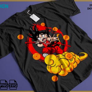 Puede incluir: Una camiseta negra de manga corta con el gráfico de un personaje de dibujos animados de pelo negro puntiagudo con traje rojo, sosteniendo un bastón rojo y montado en una nube amarilla, rodeado de seis esferas naranjas con estrellas rojas.
