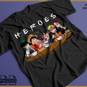 Puede incluir: Una camiseta negra de manga corta con un estampado gráfico de cinco personajes de anime sentados a una mesa comiendo, con el texto blanco "H.E.R.O.E.S" arqueado sobre ellos. Los personajes están representados en un estilo ilustrado colorido.