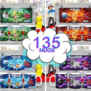 Puede incluir: Una colección de cuatro diseños de tazas diferentes con personajes de Pokémon: Treecko, Torchic, Mudkip y Poochyena. Cada diseño de taza se muestra con un letrero a juego y un recorte de Pikachu. La imagen también incluye el texto "135 MUGS".
