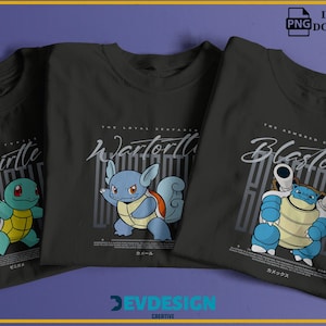 Puede incluir: Tres camisetas negras con personajes de dibujos animados. Cada camiseta muestra un personaje diferente: Squirtle, Wartortle y Blastoise. Las camisetas tienen texto en inglés y japonés. Incluye un icono de descarga PNG instantánea.