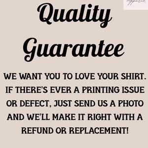 K&ouml;nnte beinhalten: Auf hellbeigem Hintergrund steht in schwarzer Schrift "Quality Guarantee". Darunter verspricht der Text Kundenzufriedenheit und bietet R&uuml;ckerstattungen oder Ersatz bei Druckproblemen oder M&auml;ngeln an. Das Blume Apparel Logo befindet sich oben rechts.