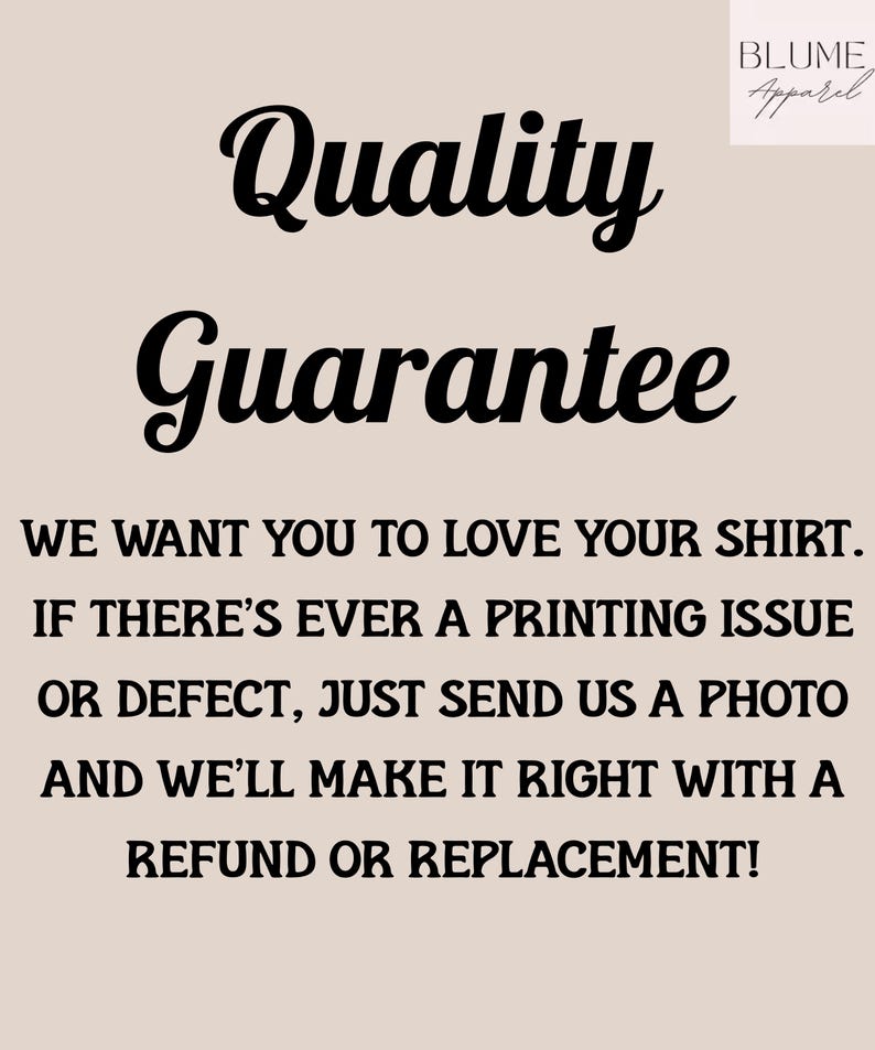 K&ouml;nnte beinhalten: Auf hellbeigem Hintergrund steht in schwarzer Schrift "Quality Guarantee". Darunter verspricht der Text Kundenzufriedenheit und bietet R&uuml;ckerstattungen oder Ersatz bei Druckproblemen oder M&auml;ngeln an. Das Blume Apparel Logo befindet sich oben rechts.