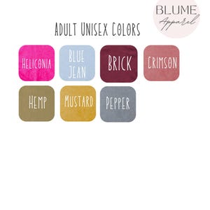 K&ouml;nnte beinhalten: Farbmuster f&uuml;r Unisex-Kleidung f&uuml;r Erwachsene in verschiedenen Farben. Die Farben sind Heliconia, Blue Jean, Brick, Crimson, Hemp, Mustard und Pepper. Das Blume Apparel-Logo befindet sich oben rechts.