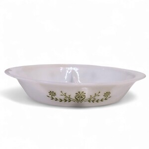 Peut inclure: Plat à four ovale blanc avec un motif floral vert autour du bord.