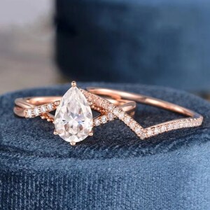 Pear Shaped Moissanite Engagement Ring Set 14K Rose Gold Anniversary Ring Set Anniversary Gift Promise Ring Pear Cut Wedding Ring Set