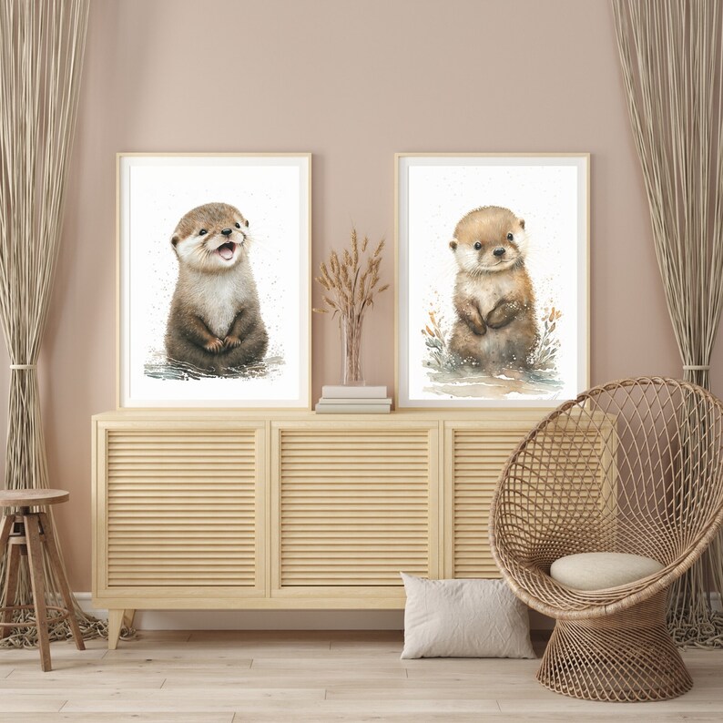 Op de afbeelding: Twee ingelijste aquarel illustraties van otters. De otter links glimlacht en zit rechtop. De otter rechts zit rechtop met gekruiste poten. Beide otters bevinden zich op een witte achtergrond.