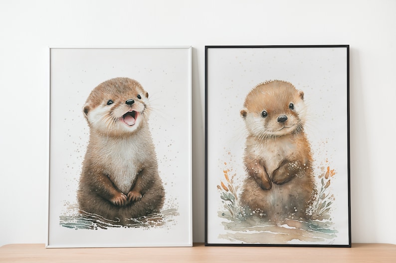 Op de afbeelding: Twee aquarellen van otters. De otter links glimlacht en heeft een witte achtergrond. De otter rechts staat in het water met bruine en oranje planten op de achtergrond.