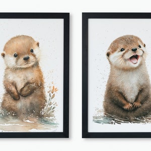 Op de afbeelding: Twee ingelijste aquarellen van otters. De otter links staat op zijn achterpoten met zijn poten gekruist voor zich. De otter rechts zit met zijn poten gekruist voor zich. Beide otters hebben bruine vacht en kijken naar de kijker.