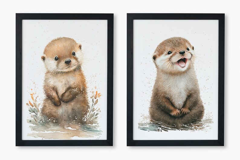 Op de afbeelding: Twee ingelijste aquarellen van otters. De otter links staat op zijn achterpoten met zijn poten gekruist voor zich. De otter rechts zit met zijn poten gekruist voor zich. Beide otters hebben bruine vacht en kijken naar de kijker.