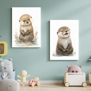 Op de afbeelding: Twee aquarellen van otters. De otter links is bruin en wit en zit op zijn achterpoten. De otter rechts is bruin en wit en zit op zijn achterpoten met zijn mond open. Beide otters zijn omringd door een witte achtergrond.
