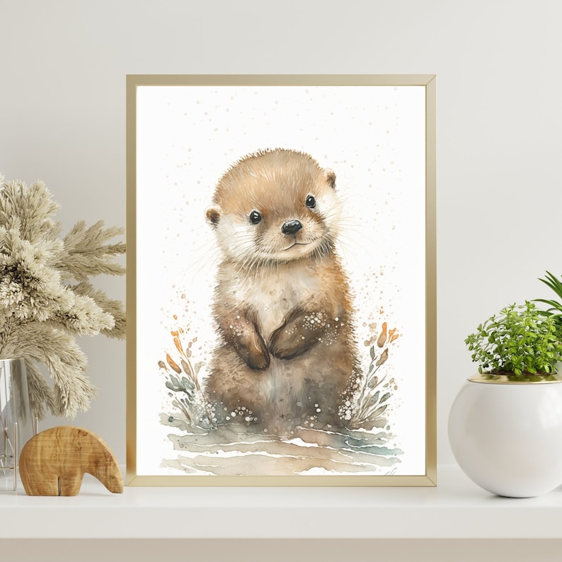 Op de afbeelding: Een aquarel schilderij van een schattige otter die in een plas water staat. De otter is bruin en heeft een witte borst. De achtergrond is wit met een paar bruine vlekken.