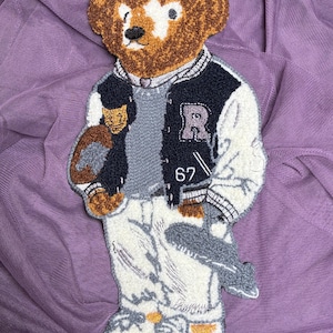 Puede incluir: Un juego de tres tazas de cerámica con un acabado mate moteado. Las tazas son de color crema, gris claro y gris oscuro. Cada taza tiene un diseño simple y minimalista, ideal para café o té.