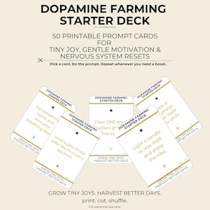 Op de afbeelding: Een set afdrukbare promptkaarten met de titel "Dopamine Farming Starter Deck". De kaarten zijn wit met gouden accenten en bevatten prompts voor kleine vreugdes, zachte motivatie en resets van het zenuwstelsel. De set bevat 50 kaarten.