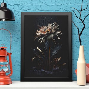 Pu&ograve; includere: Una stampa artistica floreale incorniciata con una cornice nera. L'opera presenta un fiore stilizzato e dettagliato in tonalit&agrave; di bianco, oro e blu scuro su sfondo nero. La stampa &egrave; esposta su una mensola bianca con una lanterna rossa e una lampada a sospensione nera.