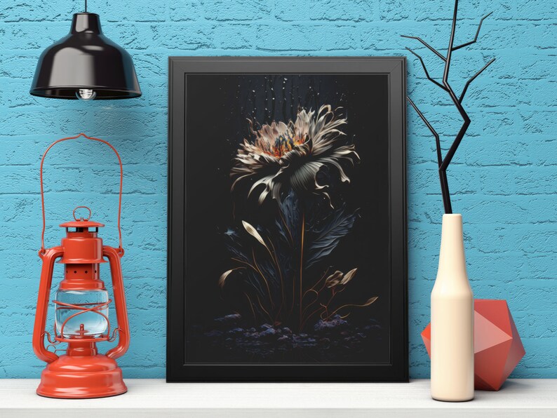 Pu&ograve; includere: Una stampa artistica floreale incorniciata con una cornice nera. L'opera presenta un fiore stilizzato e dettagliato in tonalit&agrave; di bianco, oro e blu scuro su sfondo nero. La stampa &egrave; esposta su una mensola bianca con una lanterna rossa e una lampada a sospensione nera.