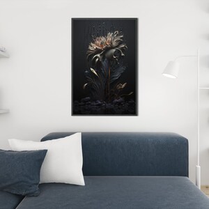 Pu&ograve; includere: Stampa artistica incorniciata con un design floreale stilizzato. L'opera presenta un grande fiore centrale con tonalit&agrave; beige e pesca, su uno sfondo scuro. La composizione include un fogliame scuro e strutturato e una cornice nera.