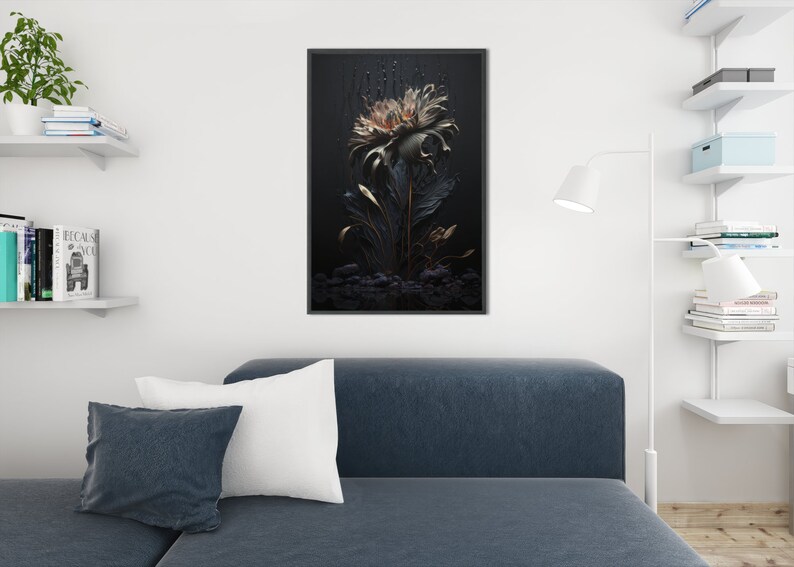 Pu&ograve; includere: Stampa artistica incorniciata con un design floreale stilizzato. L'opera presenta un grande fiore centrale con tonalit&agrave; beige e pesca, su uno sfondo scuro. La composizione include un fogliame scuro e strutturato e una cornice nera.