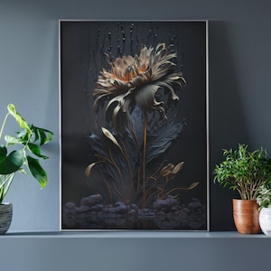 Pu&ograve; includere: Una stampa artistica incorniciata raffigurante un grande fiore stilizzato con dettagli intricati. L'opera d'arte presenta uno sfondo scuro con un fiore centrale in tonalit&agrave; oro, grigio e arancione. La stampa &egrave; esposta su una mensola con piante in vaso.