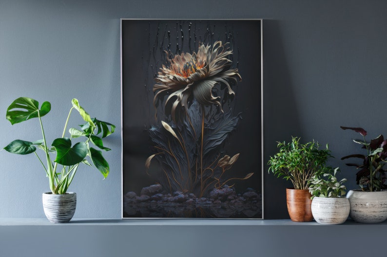Pu&ograve; includere: Una stampa artistica incorniciata raffigurante un grande fiore stilizzato con dettagli intricati. L'opera d'arte presenta uno sfondo scuro con un fiore centrale in tonalit&agrave; oro, grigio e arancione. La stampa &egrave; esposta su una mensola con piante in vaso.