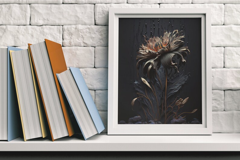 Pu&ograve; includere: Una stampa artistica incorniciata con bordo bianco, raffigurante un grande fiore stilizzato nei toni del grigio, beige e arancione su uno sfondo scuro. Diversi libri con dorsi colorati sono appoggiati a un muro di mattoni bianchi.