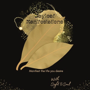 Peut inclure: Des feuilles de laurier dorées avec des paillettes et le texte "Bayleaf Manifestations" et "Manifest the life you desire" et "With Sight & Soul" sur un fond noir.