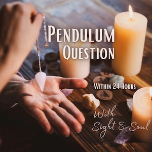 Puede incluir: Una mano sosteniendo un péndulo de cristal rosa sobre una mesa de madera con velas, cristales y runas. El texto "PENDULUM QUESTION WITHIN 24 HOURS With Sight & Soul" es visible en la mesa.
