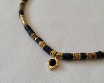 Collier perles heishi avec pendentif médaille noire et doré PERSONNALISABLE