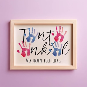 Könnte beinhalten: Ein gerahmter Druck mit den Worten "Tante Danke" in schwarzer Schrift mit bunten Handabdrücken, die die Worte umgeben. Der Druck enthält auch den Text "Wir haben euch lieb" in schwarzer Schrift mit einem kleinen Herzsymbol.