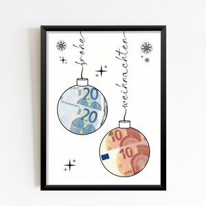 Puede incluir: Una tarjeta blanca con texto negro que dice "Frohe Weihnachten" con dos adornos navideños colgando de la parte superior. Los adornos están hechos de billetes de euro, uno es un billete de 20 euros y el otro es un billete de 10 euros.