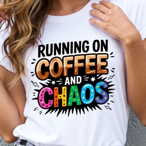 Caos de café (Png), diseño de sublimación, clipart divertido de mamá, letras coloridas (Png), diseño de camiseta, arte con cita sobre cafeína, caos retro (Png)