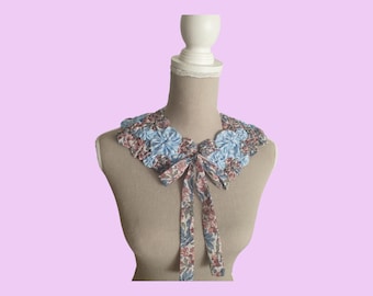Faux cols pour femmes, style Suffolk, imprimés de fleurs et yo-yos, confectionnés à la main dans un tissu recyclé.