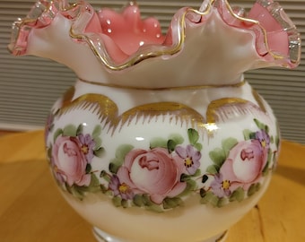 Beautiful 1950s hand painted Fenton Peach Crest Charlton rose vase