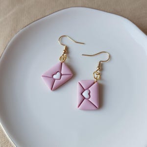 Liebesbrief Ohrringe | handgefertigte leichte Polymer Clay Ohrringe | Edelstahl vergoldet