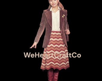 Peut inclure: Une femme porte un blazer en velours côtelé marron, une chemisier blanc et une jupe à chevrons dans les tons de rouge, orange et crème. Elle porte également des bottes rouges et un sac marron. Le texte "WeHeartCraftCo" est visible.