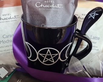Caja de regalo de taza y cuchara Triple Moon con chocolate caliente, café o té de lujo (opción de solo taza disponible)