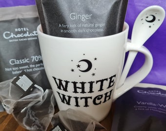 Caja de regalo con taza y cuchara de White Witch con té, café o chocolate caliente de lujo (opción de solo taza disponible)