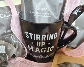 Caja de regalo con taza y cuchara Stirring Up Magic con té, café o chocolate caliente de lujo (opción de solo taza disponible)