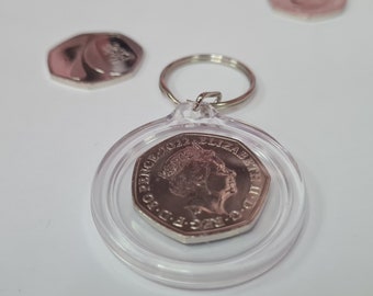 Llavero con moneda de 50 peniques del Jubileo de platino de la reina