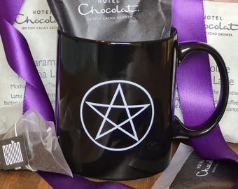 Caja de regalo con taza de pentagrama con chocolate caliente, café o té de lujo. Opción de solo taza disponible