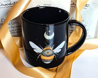 Caja de regalo con taza Bee and Moon con chocolate caliente, té o café de lujo (opción de solo taza disponible)