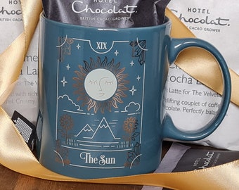 Caja de regalo con taza de Tarot del Sol con chocolate caliente, café o té de lujo (opción de solo taza disponible)