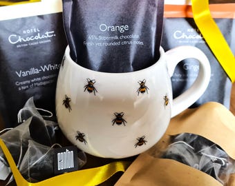 Caja de regalo con taza con estampado de abejas y té, café o chocolate caliente de lujo. Opción de solo taza disponible