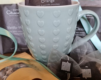 Caja de regalo con taza en relieve con forma de corazón y té, café o chocolate caliente de lujo. Opción de solo taza disponible