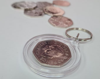 Llavero con moneda de 50 peniques del rey Carlos III
