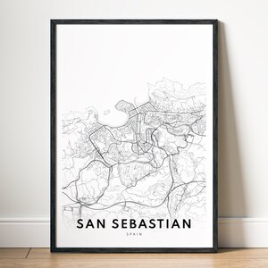 Op de afbeelding: Zwart-witte lijntekening kaartprint van San Sebastian, Spanje in een zwart frame.