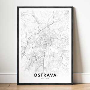 Op de afbeelding: Een zwart-witte kaartprint van Ostrava, Tsjechië, in een zwart frame.